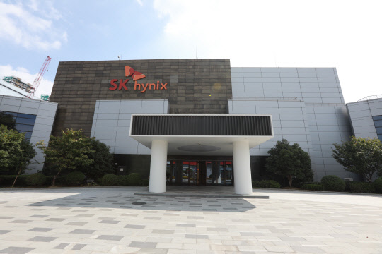 SK하이닉스 우시 반도체 공장 정문.    SK하이닉스 제공